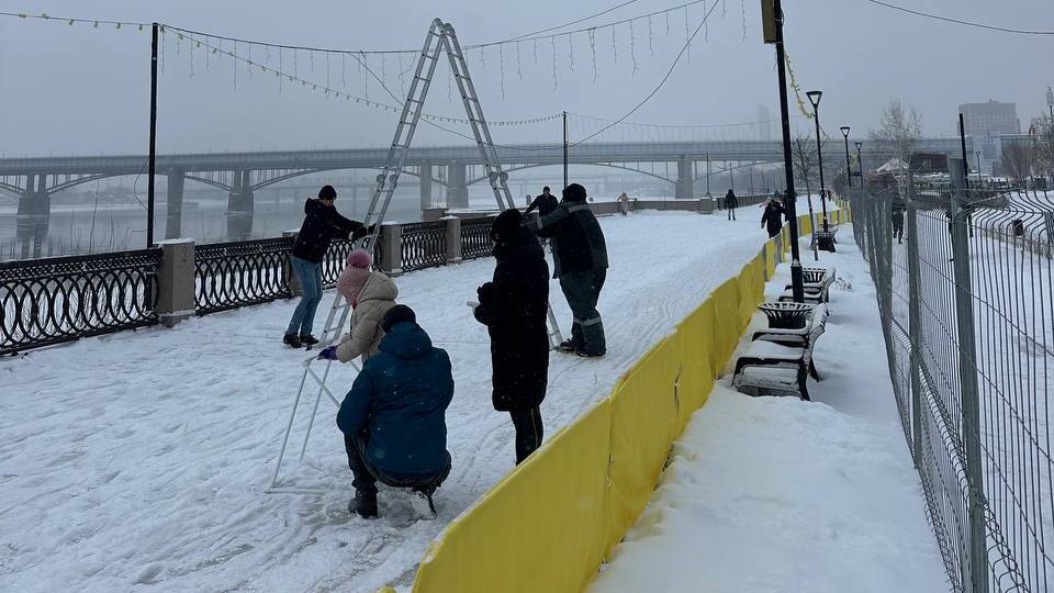 В Новосибирске стали брать плату за отдых на набережной  В субботу, 7 декабря на Михайловской набережной в Новосибирске прошло техническое открытие катка, который считается самым длинным в стране - его протяженность около 1300 метров. Устройством катка занимается муниципальное учреждение "Дирекция городских парков".  При катке работает прокат коньков - 350 рублей в час. Однако и со своей экипировкой за выход на лед берут плату, 150 рублей.  Подобный подход вызвал шквал возмущенных комментариев в соцсетях.  Скоро за воздух с нас будут брать в час!  Летом со своей обувью прогуляться по набережной сколько будет стоить?  То есть, теперь прогуляться по набережной вдоль реки нельзя? Точнее - можно, но на коньках и за бабло? Формально это захват общественного места ради личного интереса!  фото: