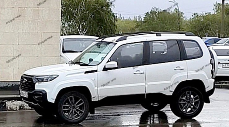 Возле АВТОВАЗа в Тольятти засняли предсерийный образец модернизированной Нивы Трэвел — видны новая передняя бамперная группа и  светодиодные блок-фары. Такое оформление впервые дебютировало на  концепте e-Niva год назад.   Обновленный Трэвел будут оснащать 8-клапанным мотором объёмом 1,8 литра. Источник фото — VK-паблик Avtograd news.