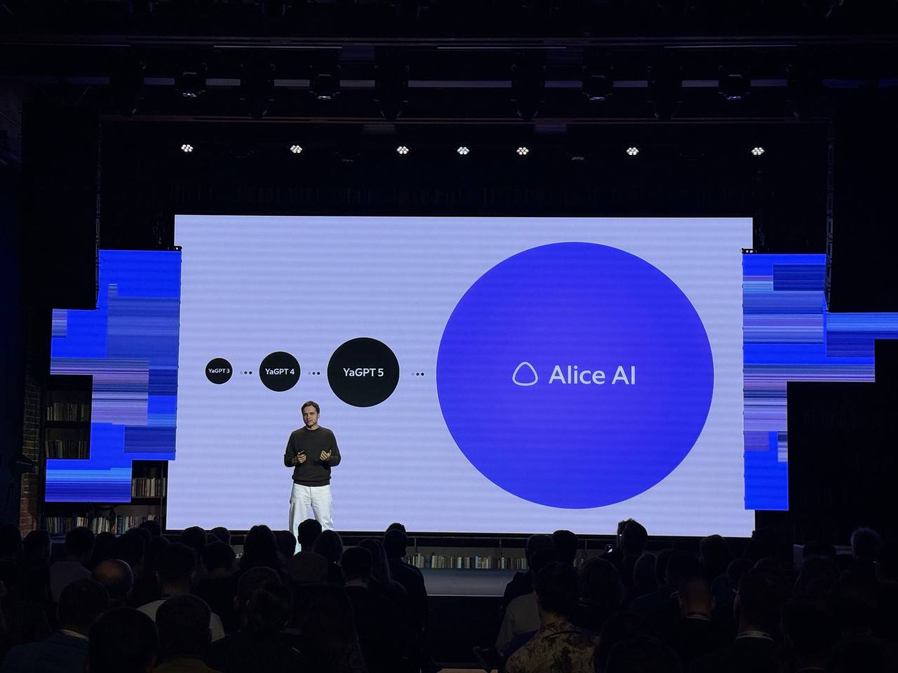 Конференция Яндекса Алиса что нового На конференции Яндекса представили Алиса AI универсальная нейросеть для решения различных задач некоторые из которых она способна выполнять самостоятельно благодаря первым ИИ агентам Новые модели eAlice AI наследники YandexGPT Alice AI LLM для текстов Alice AI Art для изображений и Alice AI VLM которая понимает контекст изображений Также был анонсирован конкурент популярной nano banana для редактирования изображений Alice AI LLM теперь имеет сотни миллиардов параметров Новостей о умных устройствах пока нет акцент на ИИ   Илон Маск