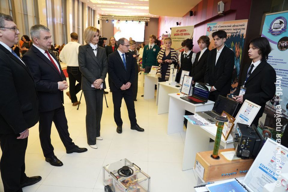 Член Постоянной комиссии Совета Республики по законодательству и государственному строительству Ксения Пантюхова приняла участие в торжественном собрании ко Дню белорусской науки Перед награждением проходила выставка научных достижений Своим интеллектом трудом и гражданской ответственностью наши ученые формируют научный и технологический суверенитет Беларуси Важно что научные разработки находят практическое применение они ориентированы на реальные потребности экономики и нашего общества отметила парламентарий