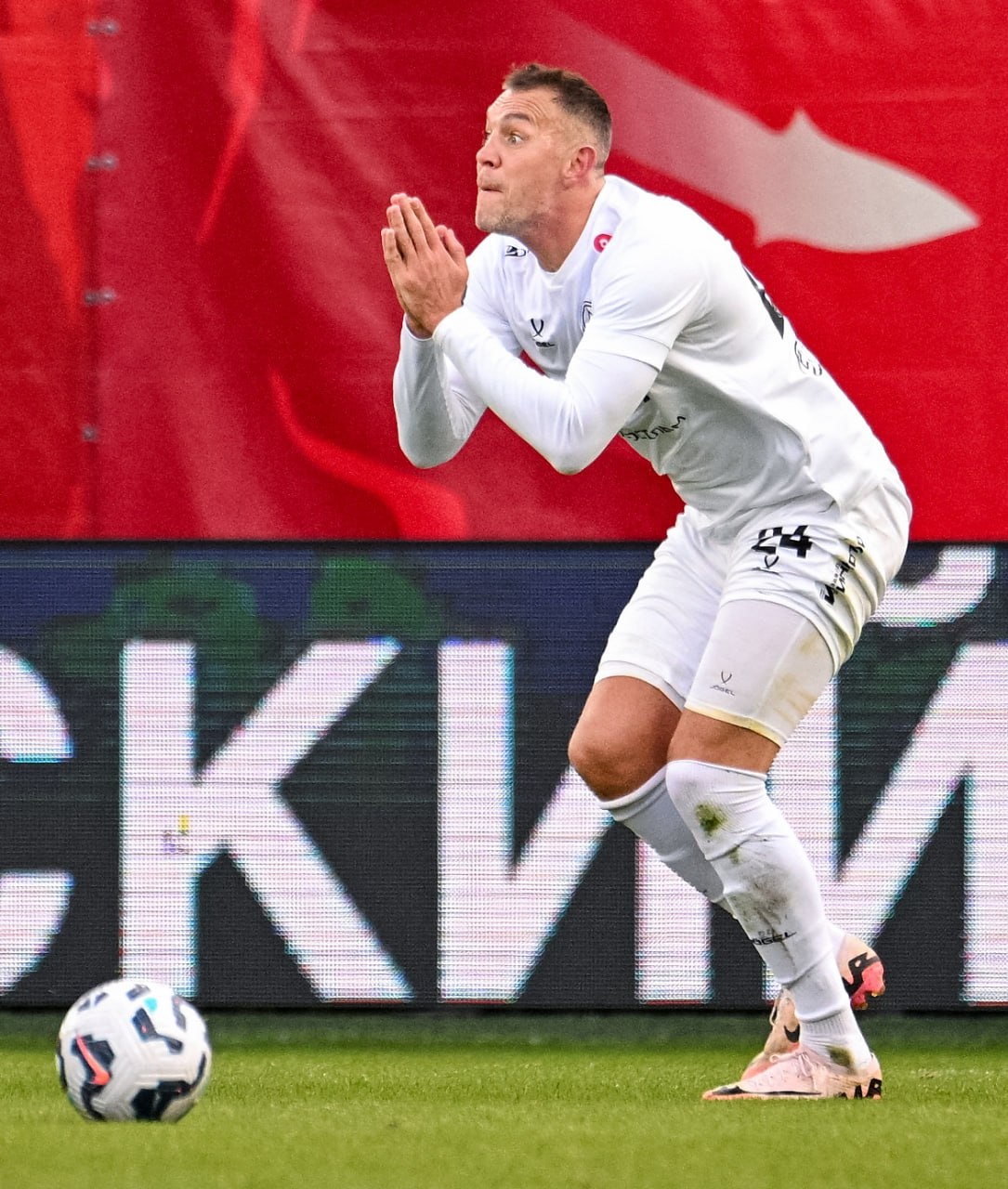 Карпин допустил возвращение Дзюбы в сборную если он лишится бомбардирского рекорда Гол Аршавина который был забит в товарищеском матче против Германии в 2005 году могут переписать на Кержакова в таком случае он догонит Дзбу по количеству мячей за сборную Сначала посмотрим что решит ФИФА сказал тренер Подписывайтесь на РИА Новости Спорт в MAX