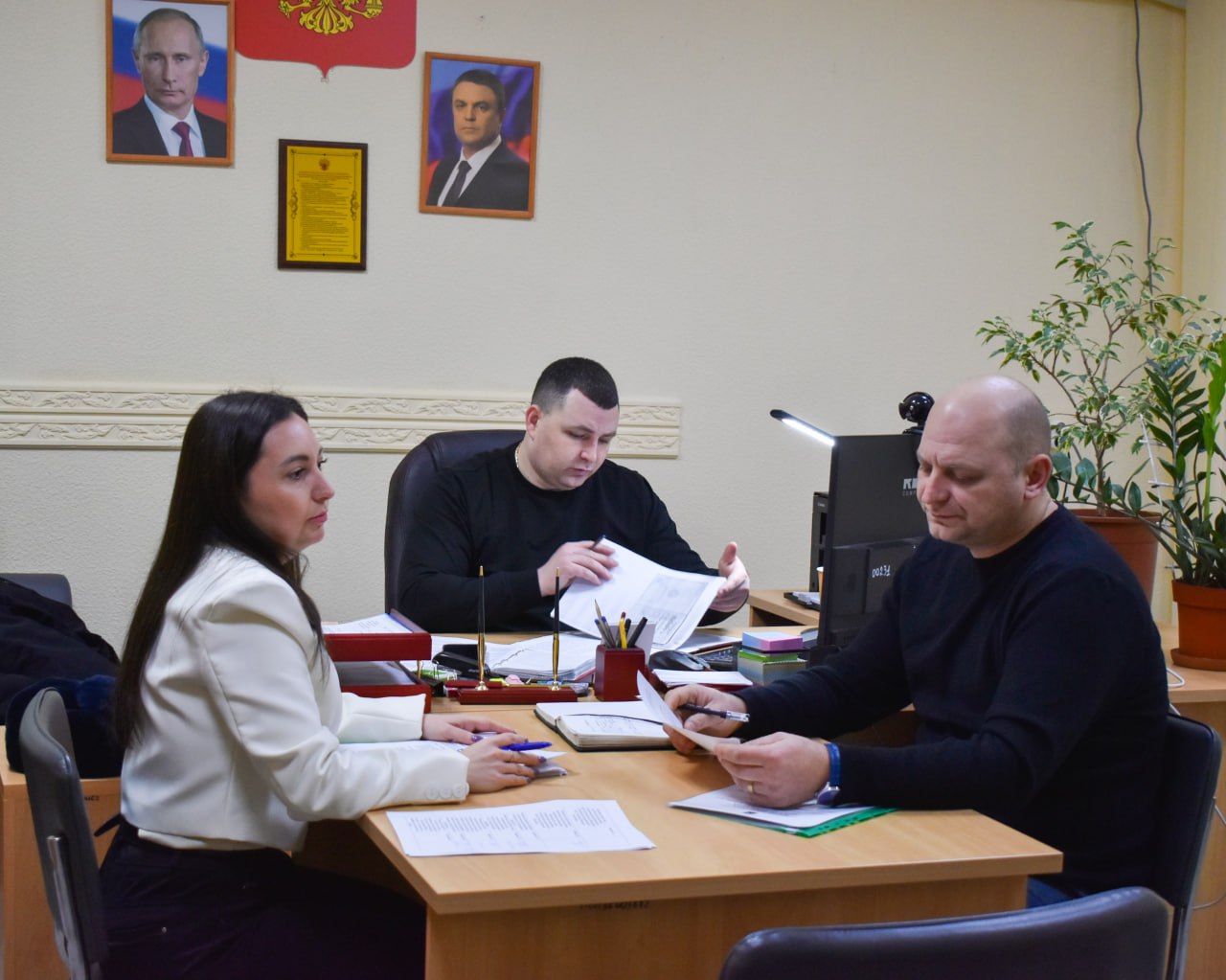 О диалоге культур и единстве В Старобельском округе прошло заседание Экспертного совета по межнациональным и этноконфессиональным отношениям Участники подвели итоги работы за 2025 год Глава округа Виктор Чернев Единство в многообразии основа стабильности и развития нашего общества