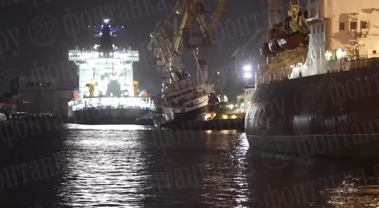 Корабль «Капитан Ушаков» накренился у причала «Балтийского завода»