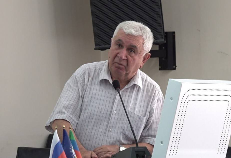 Философия преследует универсальную истину, а политика довольствуется разнообразными мнениями - Мустафа Билалов Заведующий кафедрой онтологии и теории познания ДГУ, профессор, вице-президент Российского философского общества Мустафа Билалов сравнил книгу Муху Алиева «Между философией и политикой» с книгой «Загадочное отношение философии и политики», изданной в 2013 году современным выдающимся французским классиком, философом-марксистом Аленом Бадью. Дагестанский профессор привел некоторые изречения и отметил, что оба автора в своих книгах пытались показать удивительное соотношение между философией и политикой, разобраться, в чем же антиномии между этими двумя отраслями. «Рассуждения идут еще от Платона, где он объяснял, какими должны быть политики, и почему они должны быть философами. В книге автор рассуждает, что философия преследует универсальную истину, а политика довольствуется разнообразными мнениями. Так и должно быть! Универсальная истина – она немассовая, она недоступна, и даже вредна. Без философии двигать общество и быть прогрессу очень непросто, но политику приходится лавировать и предлагать разнообразные подходы. Муху Гимбатович в этом смысле старался совместить свою политическую деятельность с этой универсальной истиной. Хочу выразить ему благодарность за то, что он довел до министра образования и науки РФ вопрос о необходимости целевого регулярного выделения бюджетных мест отделению философии Дагестанского государственного университета», —— поделился Билалов.