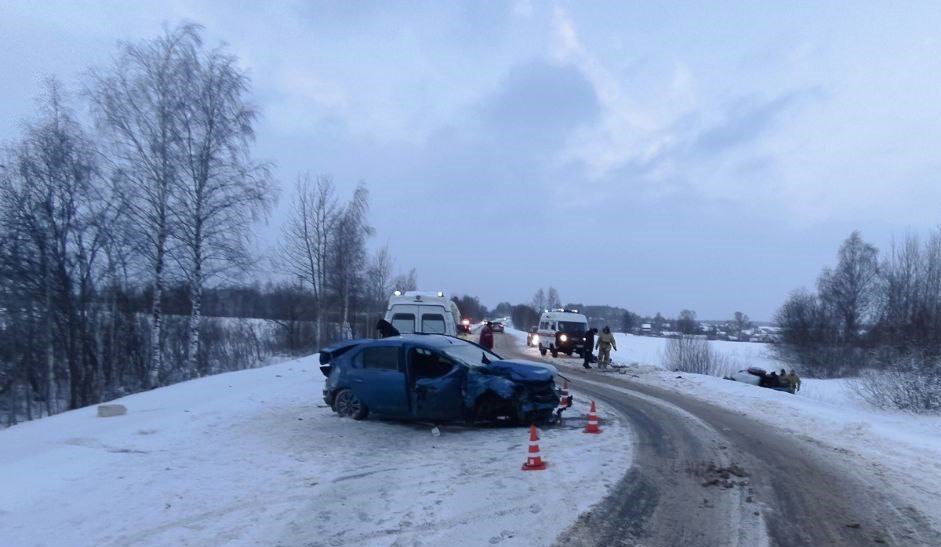 Пять человек получили травмы в ДТП на трассе в Оричевском районе. Около 14 час. там столкнулись «Рено Логан» и «Рено Сандеро». Как уточнили в ГАИ, травмированы оба водителя и три пассажира иномарок.