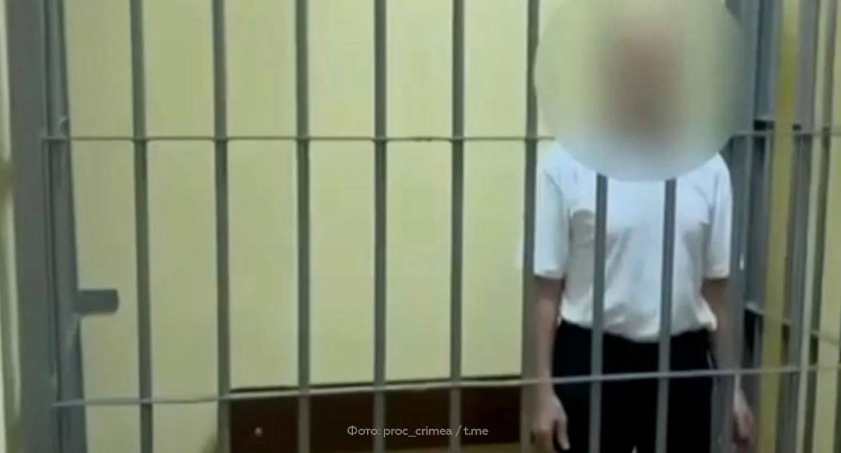 Перевёл 5 000 рублей и сел на 14 лет — именно на такой срок суд в Запорожской области отправил в колонию строгого режима пенсионера из Мелитополя за перевод на счёт ВСУ.  Следствие доказало, что с октября 2023 года по июль 2024 года пожилой мужчина перевёл через мобильное приложение около 5 000 рублей на счёт иностранного банка, который используется украинскими спецслужбами.   Эти деньги предназначались для финансовой поддержки украинских войск, из-за чего 65-летнего подсудимого признали виновным в государственной измене.   #Запорожье