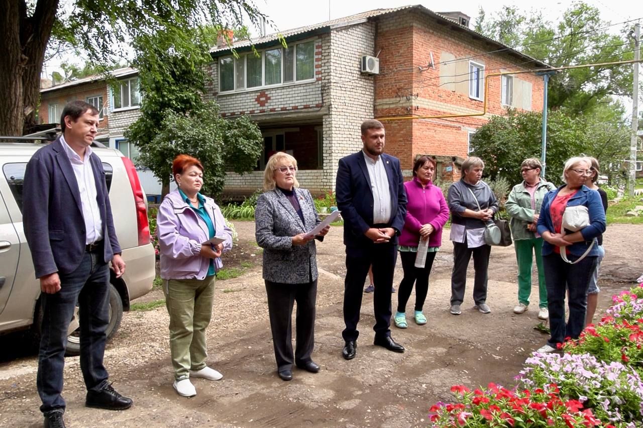 В Ершове во дворе многоквартирного жилого дома по улице Мелиоративная, 5, состоялась встреча с местными жителями.  На встрече также присутствовали представители администрации Ершовского района. Обсудили ряд проблем, которые касаются состояния коммунальной инфраструктуры, состояния внутридворовых территорий, детских площадок, а также вопросы капитального ремонта домов. Кроме того, затронули важные темы, связанные с развитием досуговых объектов и культурной жизни в районе. Жители выразили обеспокоенность по поводу нехватки мест для занятий детей и молодежи.  Договорились о дальнейшем взаимодействии для решения возникших проблем.