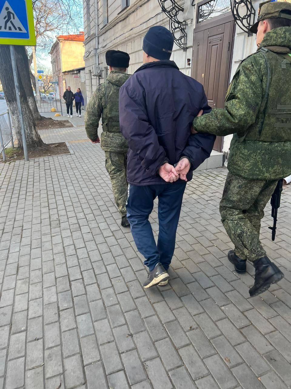 Двоих жителей Севастополя обвиняют в госизмене и подготовке теракта Прокуратура города утвердила обвинительные заключения по уголовным делам в отношении двух 51-летних местных жителей – бывших военнослужащих ВСУ. Их обвиняют в госизмене, а одного из них — в подготовке теракта, сообщили в прокуратуре Севастополя. По заданию СБУ они передавали разведданные о российских военных объектах на территории Севастополя. Один из мужчин готовил подрыв железнодорожного моста, хранил дома самодельное взрывное устройство и компоненты для подрыва. Сотрудники УФСБ России по Крыму и Севастополю пресекли преступную деятельность злоумышленников. Уголовные дела направлены в суд. : Прокуратура Севастополя