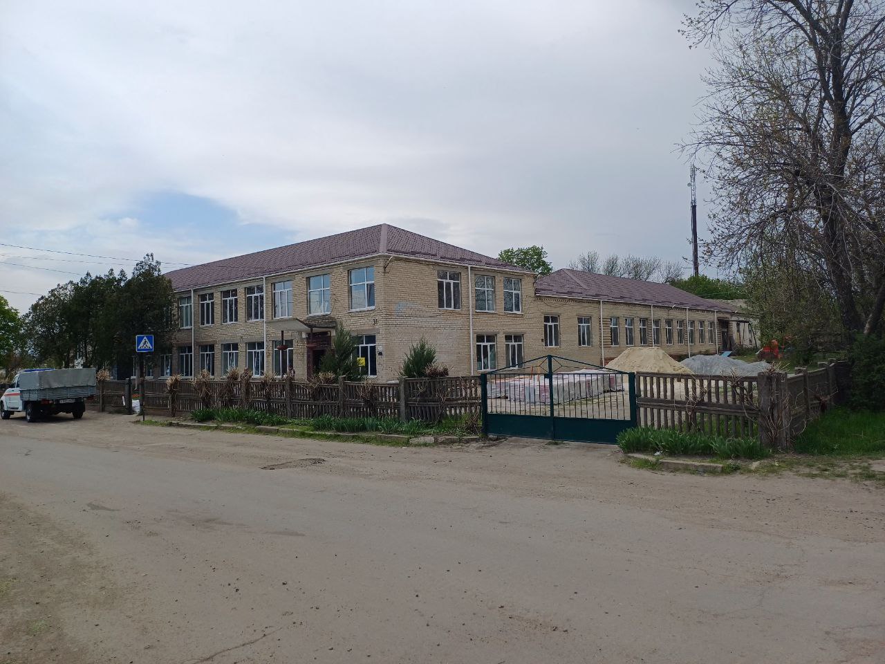 В школе №12 города Токмак начинается ремонт фасада В рамках шефской помощи Пензенской области продолжается капитальный ремонт здания учреждения образования. "Уже заменены все оконные блоки, приведено в порядок более 1200 квадратных метров кровли , заново смонтированы системы водоснабжения и водоотведения. Закончен один из этапов внутренних работ - в помещениях двухэтажного здания площадью более 1200 квадратных метров оштукатурены стены", - рассказали представители региона-шефа. Пензенцы также отметили, что Губернатор Олег Мельниченко уделяет особое внимание созданию нормальных условий для обучения детей подшефных муниципалитетов. Каждый год по его поручению в план работ включается ремонт зданий образовательных учреждений. Новый Мелитополь подпишись