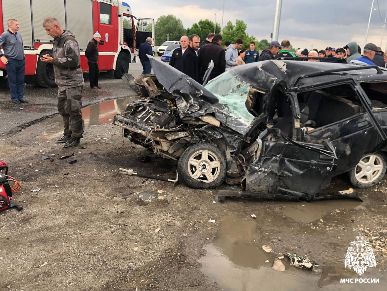 Сотрудники МЧС России оказали помощь пострадавшим в ДТП На 1-ом километре автодороги Дигора – Владикавказ столкнулись столкнулись «УАЗ» и «ВАЗ «2111». Прибывшие на место происшествия огнеборцы деблокировали из автомобиля пострадавших и передали их медикам, а также произвели обесточивание машин, чтобы предотвратить возгорание. В результате ДТП пострадали водители обоих автомобилей и один пассажир, все они доставлены в Республиканскую клиническую больницу города Владикавказ. К ликвидации последствий ДТП от МЧС России привлекались 6 специалистов и 2 единицы техники.