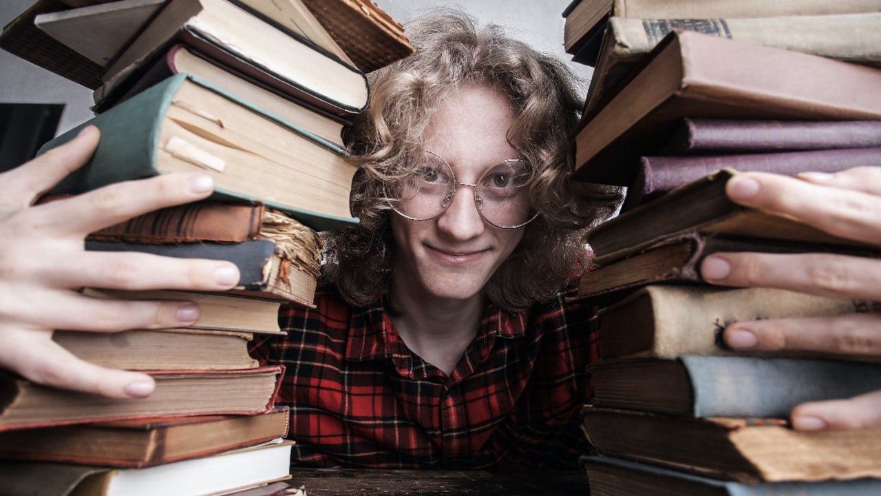 В Госдуме предложили выделять подросткам деньги на книги Вице спикер Госдумы от ЛДПР Борис Чернышов направил в Минкультуры предложение о запуске проекта Карта Достоевского именной банковской карты для школьников 14 18 лет с ежегодным пополнением на 10 тысяч рублей для покупки книг Об этом сообщает РИА Новости со ссылкой на документ Инициатива предусматривает выделение средств на покупку классической русской и зарубежной литературы произведений современных российских авторов с положительными отзывами экспертов а также исторической и научно популярной литературы Россия исторически славилась как одна из самых читающих стран в мире где литература является не только источником знаний но и фундаментом формирования духовно нравственных ориентиров добавил депутат Чернышов подчеркнул что сохранение этого статуса важнейшая задачей государства Подпишитесь на Абзац Добавьте Абзац в ленту Дзена