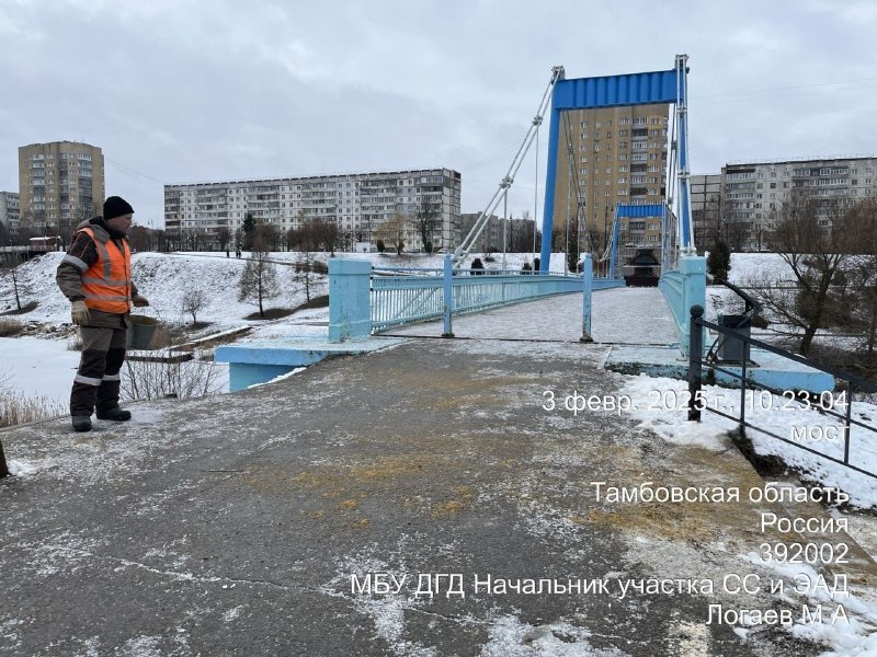 Специалисты Дирекции городских дорог продолжают следить за состоянием проезжей части и пешеходных тротуаров. Минувшей ночью противогололедными средствами они обрабатывали магистральные дороги. С утра техника работала в Бокино, Покрово-Пригодном, Периксе, Тригуляе, Лужках и Строителе. Сейчас температура пошла на «плюс» и обработку приостановили.    Накануне бригады рабочих проводили откачку воды на МЖК, Куйбышева, 13, Шацкой, 6 и Бабарыкина, 10.   Сотрудники Дирекции объезжают улицы города и контролируют ситуацию. Как только столбик термометра начнет опускаться за нулевую отметку — снова приступят к обработке, чтобы предотвратить образование наледи.