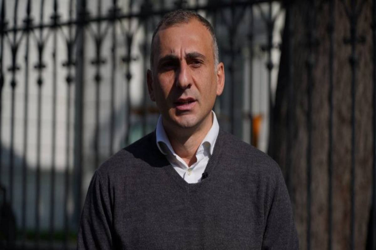 В Тбилиси задержан оппозиционный лидер за попытку поджога суда Один из лидеров блока Сильная Грузия Лело Алеко Элисашвили задержан после попытки поджечь здание канцелярии Тбилисского городского суда По данным МВД на рассвете 29 ноября он разбил стекло проник внутрь облил помещение бензином и попытался поджечь При задержании Элисашвили оказал сопротивление и использовал огнестрельное оружие Пострадал судебный пристав сам политик также получил травмы Возбуждено дело по статье о попытке умышленного уничтожения имущества Орудия преступления изъяты Caucasian bureau