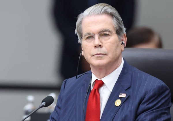 Глава Минфина США допустил снятие санкций с российской нефти Ограничения отменят в случае мирного разрешения украинского кризиса заявил Скотт Бессент По его словам ликвидация санкций будет способствовать снижению цен на энергоносители в мире Если по Венесуэле Ирану а также России и Украине удастся добиться урегулирования то на рынки сможет поступить много нефти с которой американский Минфин снимет санкции пояснил Бессент в интервью телеканалу Fox News Подписаться на Говорит Москва Telegram VK MAX