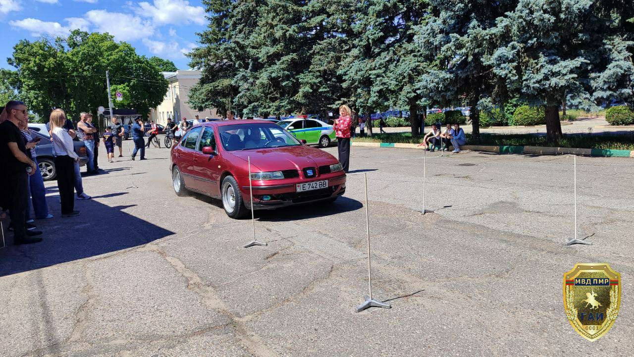 В Дубоссарах прошёл чемпионат по скоростному маневрированию 13 участников боролись за звания лучших, и вот имена победителей: Лучший автомобилист — Евгений Шкулипа Лучший мотоциклист — Геннадий Буч Автоледи-2025 — Татьяна Фрунза Победители получили кубки, грамоты и подарки, а осенью представят город на республиканском чемпионате.