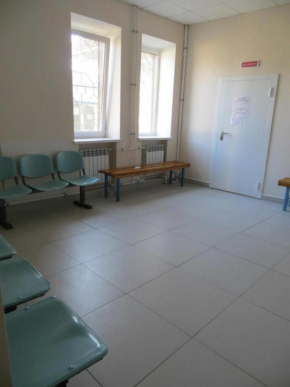 В Шпаковской РБ завершается ремонт рентгенологического отделения На первом этаже уже завершены работы в рентген- и маммографическом кабинетах, на втором – во флюорографическом и рентгенкабинете. В помещениях полностью обновлены инженерные системы, отделка и оборудование. Особое внимание уделено комфорту пациентов: в холле первого этажа заменена плитка, отремонтированы стены и потолок, установлены новые двери. В ближайшее время подрядчики приступят к ремонту регистратуры, холла и лестницы на втором этаже. Главный врач больницы Антон Скорняков подчеркнул, что модернизация отделения критически важна для точной диагностики.
