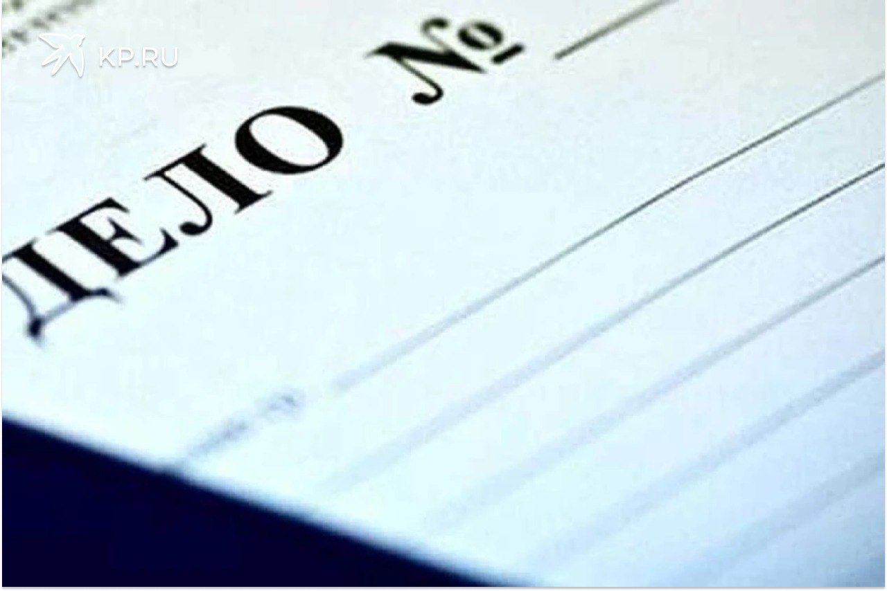 Рецидивист ограбил супермаркет в Воронежской области ради бутылки алкоголя В Каширском районе полиция задержала местного жителя по подозрению в ограблении супермаркета Им оказался 45 летний мужчина не имеющий постоянного места жительства и ранее судимый за имущественные преступления Инцидент произошел в магазине на улице Космонавтов в поселке Пригородный По данным правоохранителей мужчина взял с полки бутылку крепкого алкоголя и попытался покинуть торговый зал не оплатив товар Сотрудники магазина заметили хищение однако злоумышленнику удалось скрыться с места преступления Сотрудники полиции в сжатые сроки установили личность подозреваемого и задержали его На допросе мужчина пояснил что пошел на преступление так как у него не было денег на покупку спиртного а выпить очень хотелось По факту случившегося возбуждено уголовное дело по статье 161 УК РФ Грабеж В отношении задержанного избрана мера пресечения в виде подписки о невыезде и надлежащем поведении