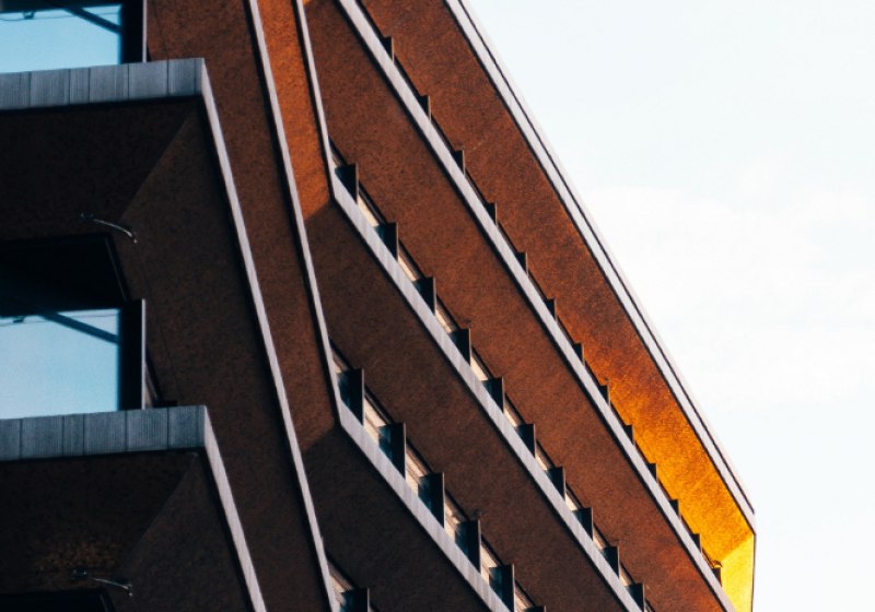 В Омской области появится пять новых гостиниц В рамках своего послания заксобранию Омской области губернатор Виталий Хоценко сообщил что 2026 год будет сопровождаться масштабным обновлением туристической инфраструктуры В частности в Омске планируется открытие нового Визит центра который станет точкой навигации по культурным событиям и туристическим маршрутам Уже создан второй в стране Центр компетенций в сфере промышленного туризма Кроме того для повышения качества туристической инфраструктуры запланировано строительство пяти новых гостиниц