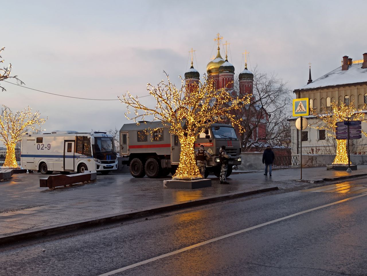 Движение транспорта перекрыто в районе Гостиного Двора в центре Москвы, где пройдут совмещенные прямая линия и большая пресс-конференция президента РФ Владимира Путина.   Согласно данным сервиса "Яндекс Карты", с полуночи "кирпич" появился на улицах Ильинка и Варварка.  Прямая линия начнется в полдень, Business FM будет вести радио- и онлайн-трансляцию.  Сообщается, что президенту поступило более 2 млн вопросов. В число главных тем вошли вопросы, связанные с СВО и экономикой.   Наш корреспондент вместе с коллегами из федеральных и региональных, а также иностранных СМИ стоит в очереди в Гостиный Двор.