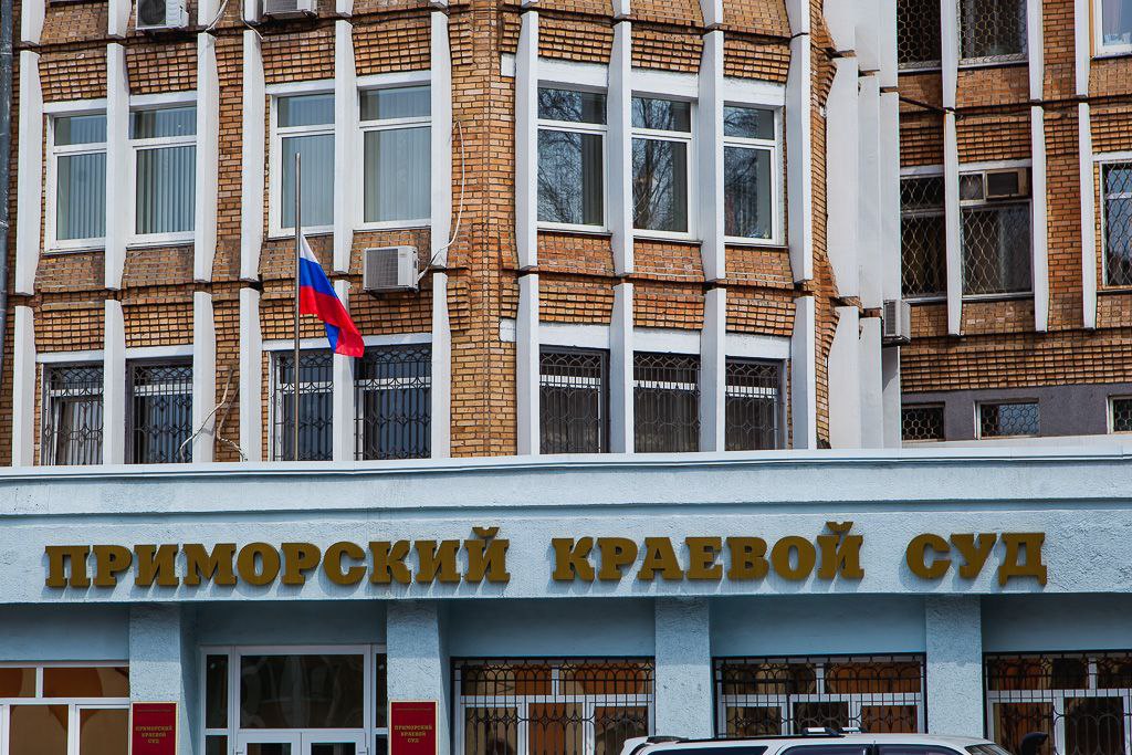 Жительницу Владивостока оштрафовали за комментарии разжигающие ненависть к мигрантам из Средней Азии Правонарушение выявили органы прокуратуры при мониторинге популярных телеграм каналов города Как следует из материалов дела женщина работающая в компании по перевозке грузов оставила комментарии под публикациями о преступлениях мигрантов Высказывания были расценены как возбуждение ненависти и вражды В суде она пояснила что писала их под влиянием эмоций После проверки было возбуждено дело об административном правонарушении по статье 20 3 1 КоАП РФ Согласно результатам психолого лингвистического исследования в комментариях выявлены признаки возбуждения вражды в отношении группы лиц мигранты из Средней Азии Ленинский районный суд Владивостока признал женщину виновной и назначил ей штраф в размере 10 тысяч рублей   Реклама  Поддержать канал Остались вопросы