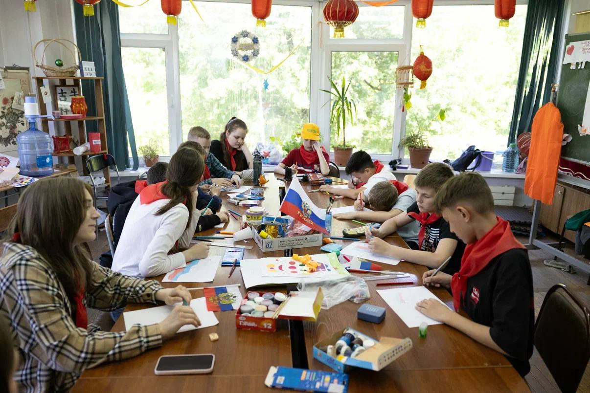 В пришкольных лагерях Владивостока прошли тематические мероприятия. Ребята организовывали концерты, изготавливали памятные сувениры для родных и близких. Например, во Дворце детского творчества дети раскрашивали глазурью пряники в форме флага в цвета российского триколора, рисовали открытки, а также стали слушателями фортепианного концерта в исполнении учеников городских школ искусств. Ребята поделились своими впечатлениями о лагере, рассказали, какие мероприятия у них проходили, и за что они любят свою Родину. #ДеньРоссии