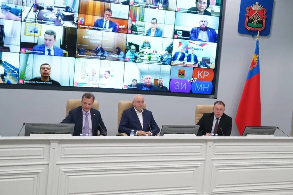 Проблемы переработки и использования золошлаковых материалов обсудили на федеральном совещании в Кемерове Использование золошлаковых материалов для повышения инвестиционной привлекательности субъектов РФ обсудили на федеральном совещании которое в Кемерове провел первый заместитель председателя Совета Федерации Федерального собрания РФ Андрей Яцкин Участие в работе приняли Министр энергетики РФ Сергей Цивилев по ВКС подключились представители Минфина РФ и Минстроя РФ руководители 18 регионов страны специалисты профильных организаций Совещание важно не только с точки зрения экологии но и для дальнейшего будущего угольной промышленности Проблема которую создают золошлаковые отвалы может стать возможностью для развития Для этого нам всем вместе нужно найти решения чтоб отходы стали материалами и наша промышленность будет работать гораздо более эффективно сказал Сергей Цивилев   kuzzbas ru news economy 77890 html