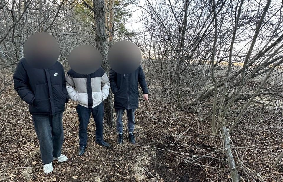 В Оренбурге задержали мужчину с крупной партией наркотиков На кладбище полиция остановила автомобиль У 37 летнего пассажира нашли 197 45 г мефедрона в свёртках и тайнике Мужчина признался что планировал распространение наркотиков в городе после поиска работы через Интернет Возбуждено уголовное дело по ст 228 1 УК РФ Фото УМВД России по Оренбургской области