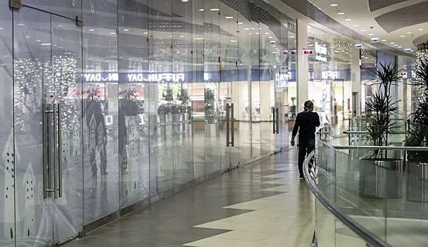 В России высказались о препятствиях к возвращению ушедших после СВО компаний Специальные критерии, на основании которых можно было бы запретить возвращение ушедших компаний в Россию, на данный момент отсутствуют, заявил в разговоре с «Лентой.ру» депутат Госдумы Николай Арефьев. Он уточнил, что решение о запрете может быть принято Правительством России. «У нас нет критериев невозврата, так что в этом отношении на все воля нашего Правительства. Захотят — дадут вернуться, нет — нет. Никаких запретительных законов против иностранных инвесторов у нас тоже нет, исключая деятельность иностранных агентов», — сказал Арефьев. Впрочем, по мнению политика, наиболее верным решением был бы полный запрет на возвращение ушедших брендов. Депутат убежден, что это способствовало бы развитию собственной российской экономики и производства.