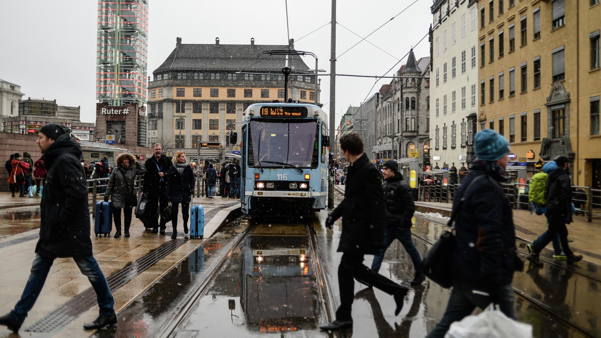Министр финансов Норвегии Йенс Столтенберг заявил что страна приостановила действия своих правил этического инвестирования чтобы ее Государственный пенсионный фонд на 2 1 триллиона долларов избежал необходимости продавать акции крупных технологических компаний в связи с их работой на израильское правительство сообщает британская газета Finacial Times
