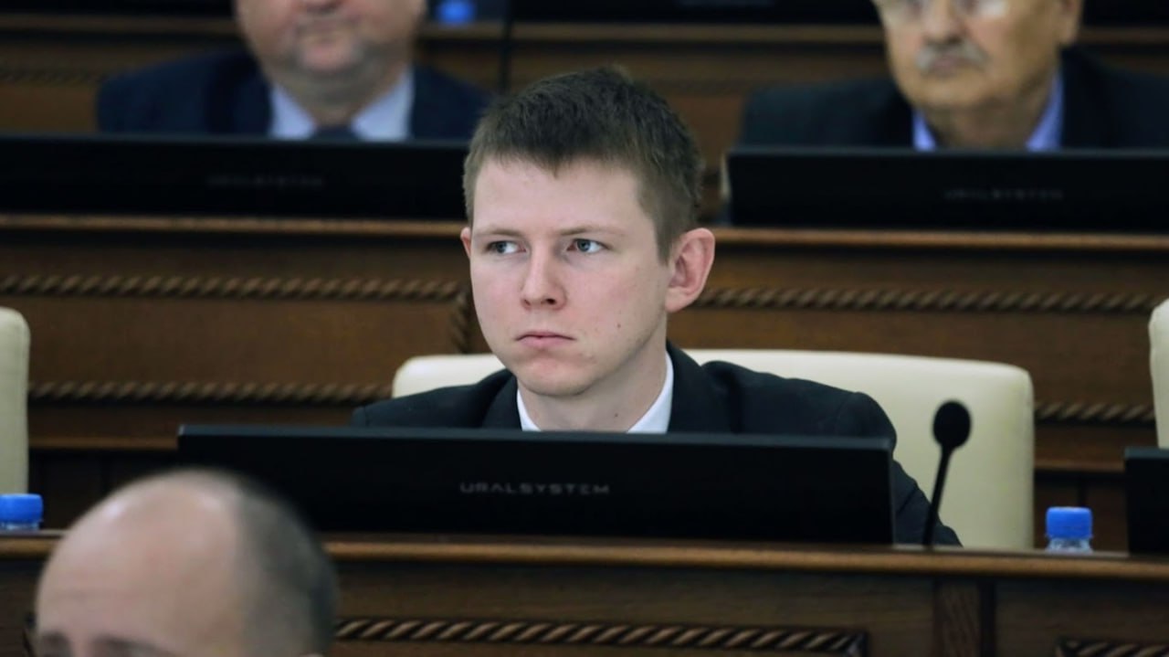 Депутат АКЗС Волобуев оказавшийся в центре скандала с непристойными фото уходит в армию Депутат Алтайского краевого Заксобрания от КПРФ Александр Волобуев вокруг которого разразился скандал с непристойными фото в соцсетях отправляется на срочную службу в армию Эту информацию amic ru подтвердил сам парламентарий Как уточнил Волобуев явиться в призывной пункт ему нужно 28 ноября Службу он будет проходить в сухопутных войсках При этом депутатский мандат останется за ним В соответствии с документом Алтайского края о статусе депутата я буду пропускать сессии по уважительным причинам Соответственно мандат остается за мной рассказал amic ru Александр Волобуев Напомним в сентябре 2025 года ряд Telegram каналов опубликовал фотографии где похожий на парламентария человек обнимает и целует некоего парня На сентябрьской сессии АКЗС Евгения Боровикова депутат фракции Справедливая Россия За правду раскритиковала Волобуева за пропаганду нетрадиционных ценностей Боровикова посоветовала Волобуеву доказать свою невиновность либо сложить мандат и собрать вещи Подписаться на amic ru Мы в Max