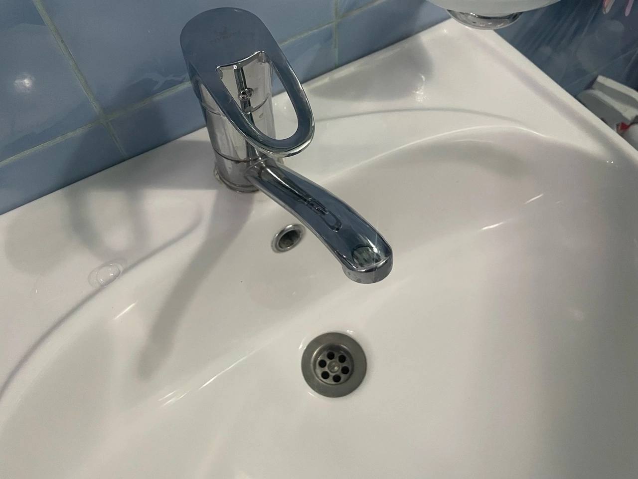 Из-за порыва на водоводе тысячи жителей слободы Кашары остались без водоснабжения Об этом сообщили в администрации Кашарского района. В связи с порывом на центральном водопроводе почти половина населения слободы осталась без воды 4 августа. Так, без коммуникации остались дома в пределах улиц: Ленина, Комсомольская, Октябрьская, Первомайская,Советская, Московская, Горная, Солнечная, Мира, Механизаторов, Цветочная, Маршала Жукова, 9 мая, Вишневая, Победы, Стадионный, Школьный, Колхозный, Д. Бедного, Дружбы, Братский, Молодежный, Новый, Больничный. Как уточнили в администрации, работы по устранению повреждений планируют провести 5 августа с 8:00 до 17:00. Отметим, что для жителей по заявкам будут осуществлять подвоз воды.