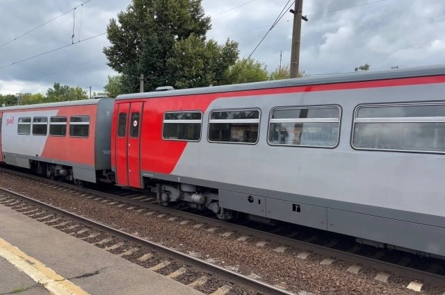 Между Ростовом и ДНР запустят прямые поезда Планируется что прямой поезд будет курсировать из Иловайска проходя через Таганрог и прибывать на станцию Ростов Главный Министр транспорта ДНР Александр Бондаренко сообщил о планах по организации прямого железнодорожного сообщения между Ростовской областью и Донецкой Народной Республикой Новый маршрут позволит пассажирам добираться из Ростовской области в ДНР и обратно без пересадок Сейчас маршрут предполагает пересадку на станции Успенская где пассажиры поезда из Донецка пересаживаются на другой идущий до Ростова на Дону или Таганрога По словам Бондаренко запуск нового маршрута может занять до шести месяцев Подпишись на AiFRostov Мы в MAX max ru rostov aif ru