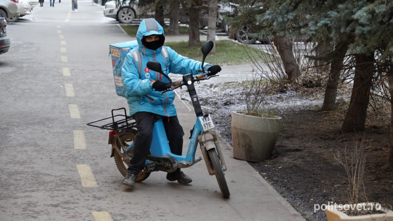 Глава Екатеринбурга Алексей Орлов заявил что запрет самокатов может привести к появлению большего числа электровелосипедов которые опаснее для пешеходов Такую позицию градоначальник озвучил во время общения с руководителями екатеринбургских СМИ Мы не пошли по пути попыток полного запрета потому что опыт который мы показал что там где запретили электросамокаты появились электровелосипеды Это еще опаснее на самом деле пояснил Орлов По словам главы города введение частичных ограничений для самокатов в 2025 году привело к снижению числа происшествий с их участием По мнению многих у нас опыт достаточно положительный не полный запрет а ограничение именно там где самокатчики могут создать опасность для пешеходов чтобы не было этого конфликта заявил Орлов
