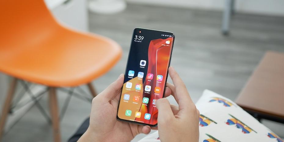 Смартфоны Xiaomi начали тихо получать Android 16 Xiaomi начала распространять новую оболочку и ОС без официальных объявлений. Апдейты уже вышли за пределы Китая, и первым устройством, которое начало получать стабильную HyperOS 2.3 на базе самого свежего Android 16, стал смартфон Xiaomi 15. Сборка для него носит номер OS2.0.217.0.WOCMIXM. Также обновляться начала модель Xiaomi 14T Pro; для него распространяется две сборки ПО: OS2.0.214.0.WNNEUXM для Европы и OS2.0.214.0.WNNMIXM для глобального рынка. Помимо этого, прямо сейчас бета-версия HyperOS 2.3 с Android 16 доступна на устройствах Redmi K70, Poco F7, Poco X7 Pro, Xiaomi Mix Flip, Xiaomi Pad 7 Pro и других. Они скоро тоже должны получить релиз прошивки. Любопытно, что сама Xiaomi до сих пор не делала официальных заявлений о выходе ПО.