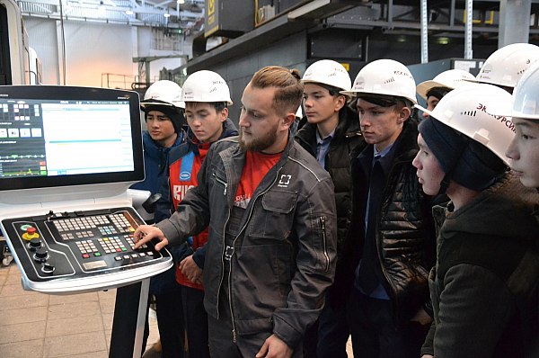 Студенты освоили производство вертолётов на практике на Улан-Удэнском заводе  Авиазавод холдинга #ВертолётыРоссии внедрил новый подход к летней практике впервые назначив молодых инженеров предприятия на роль наставников для 100 студентов из 14 технических вузов.  Практиканты работали над реальными производственными задачами, включая оптимизацию раскроя авиационных деталей для сокращения отходов на 15-20%, создание безэкипажного судна на воздушной подушке и цифровую реставрацию истребителя Ла-7.  Впервые на завод приехали учащиеся МГТУ гражданской авиации и Омского технического университета. Предприятие обеспечило полный социальный пакет — зарплату, компенсацию проезда и жильё.  "Подключение молодых инженеров-наставников к этой работе – очень грамотное решение. Практиканты видят увлечённых специалистов, которые ненамного старше, но уже добились профессиональных успехов", — отметил гендиректор холдинга Николай Колесов.  Помимо проектной работы студенты участвовали в тренингах, мастер-классах и встречах "Студенту от профессионала", отрабатывая навыки презентаций и преодолевая страх публичных выступлений.    Вертолёты России  #ДеньСтудента     Онлайн-проект eMAKS