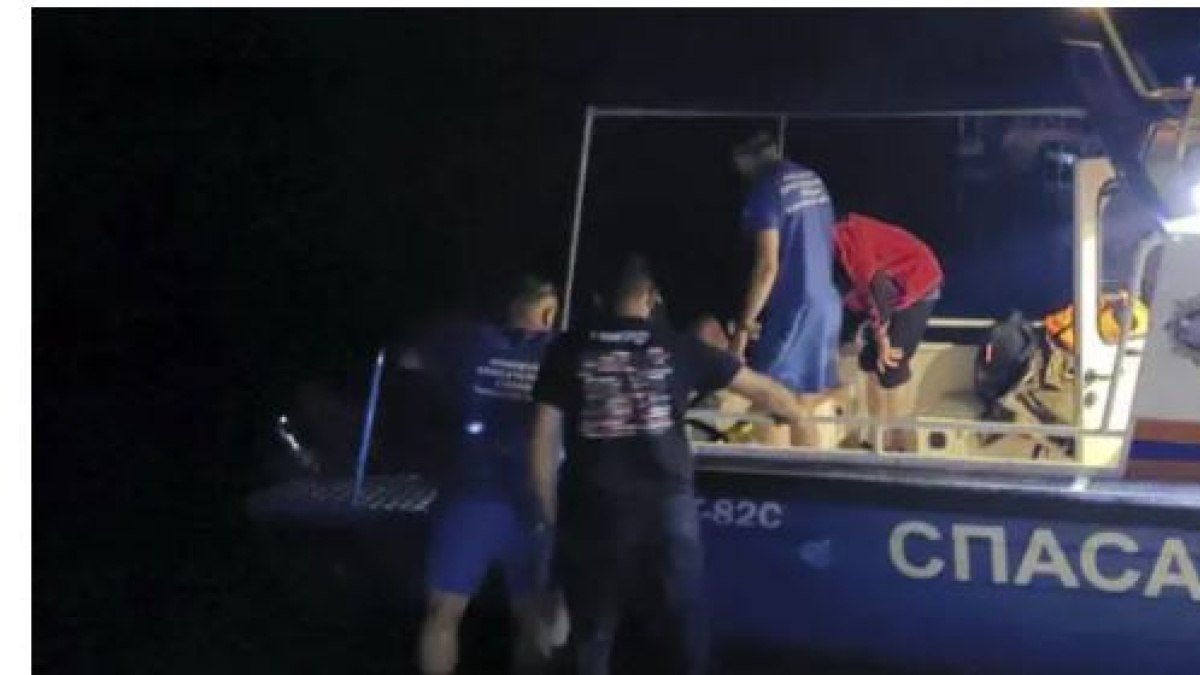 Спасатели эвакуировали пенсионерку с базы отдыха на Волге Ночью 17 июля самарские спасатели оперативно пришли на помощь пожилой туристке, получившей серьезную травму на территории базы отдыха «Жигулевские просторы», расположенной на правом берегу Волги. 84-летняя женщина 1939 года рождения сломала ногу и нуждалась в срочной медицинской помощи. Как сообщили в Поисково-спасательной службе Самарской области, вызов поступил днем. Однако из-за труднодоступности места происшествия, спасатели смогли добраться до пострадавшей только по воде. В 00:15 от спасательной станции «Поляна Фрунзе» к базе отдыха был направлен катер. Прибыв на место, спасатели оперативно эвакуировали пожилую женщину на борт катера и доставили её на станцию, где уже ждала бригада скорой помощи. Пострадавшая была немедленно передана медикам для оказания необходимой помощи. Спасательные работы завершились в 02:35. Оперативные действия спасателей позволили своевременно доставить пожилую женщину в больницу, что, безусловно, сыграло важную роль в ее дальнейшей реабилитации. Пресс-служба ПСС Самарской области