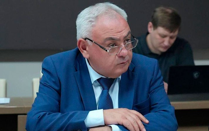 Алана Кусраева освободили от должности министра сельского хозяйства по собственному желанию Соответствующий Указ подписал Сергей Меняйло Временно исполнять обязанности главы аграрного ведомства будет первый заместитель Алан Макиев Подписывайтесь на irystonTV Мы в MAX Проголосовать за канал