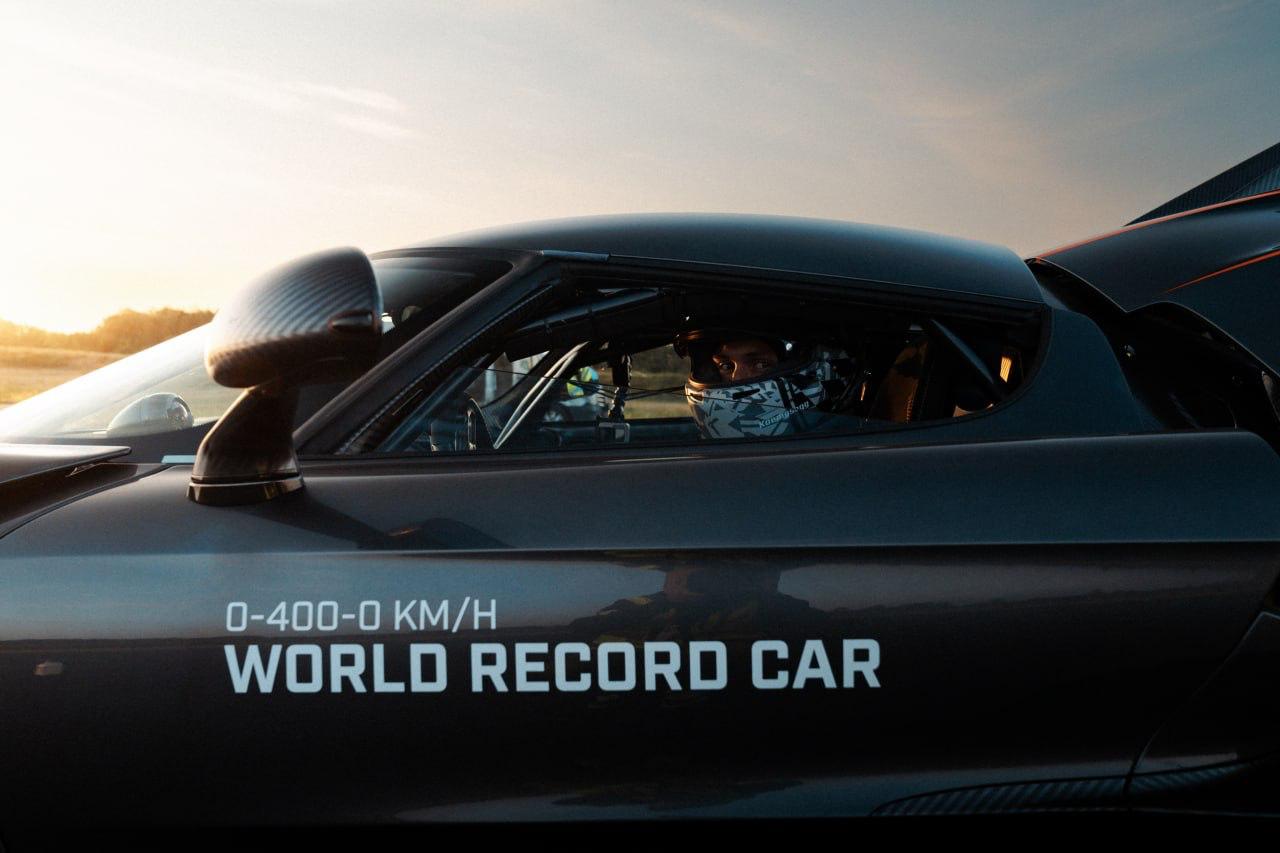Новый мировой рекорд: гиперкар Koenigsegg Jesko Absolut обогнал Bugatti Chiron практически в два раза.  Шведский автомобиль разогнался с 0 до 400 км/ч за 16,77 секунды. У Bugatti Chiron на это уходило 32 секунды.  Jesko Absolut оказался быстрее даже электрического лидера Rimac Nevera R.
