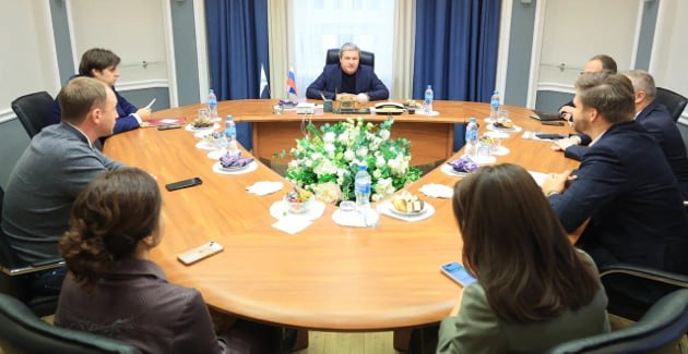 Глава Архангельска провёл встречу с руководителями фракций городской Думы Перед очередной сессией глава Архангельска Дмитрий Морев встретился с руководителями фракций городской Думы Одним из главных вопросов стала тема автобусных перевозок Отдельное внимание также было уделено подготовке бюджета на предстоящий год и завершению начатых инфраструктурных проектов