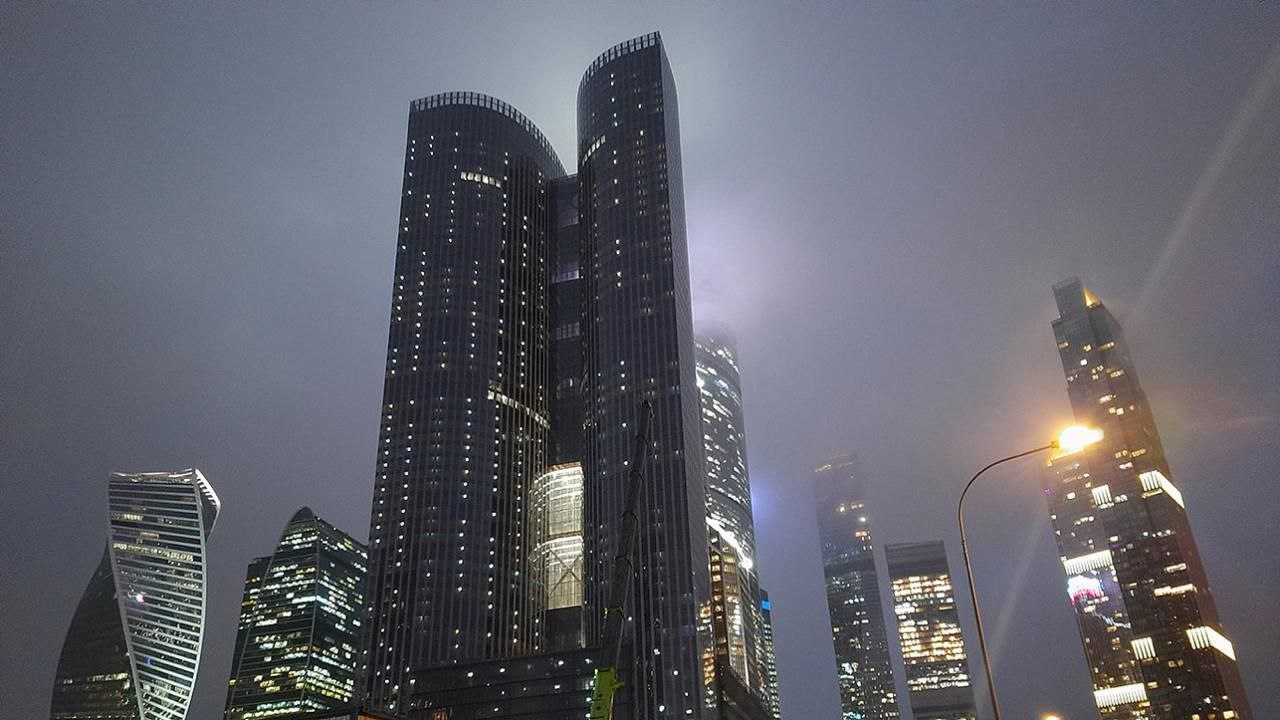 Правительство России поручило РЖД продать 62 этажный небоскреб в деловом кластере Москва Сити чтобы хотя бы частично погасить часть огромного долга госмонополии сообщили Reuters три источника знакомые с ситуацией Речь идет о комплексе Moscow Towers который РЖД приобрела в 2024 году По данным РБК и Коммерсанта сумма сделки составила 193 1 млрд рублей около 2 4 млрд Госкомпания могла потратить на башню всю чистую прибыль в 2024 году или 170 1 млрд руб