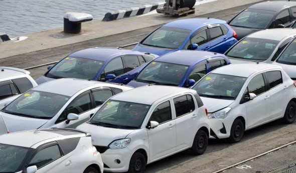 Утилизация авторынка с 1 декабря утильсбор посчитают по новому Новый механизм привязывает утильсбор к мощности двигателя Для большинства популярных моделей из Китая и Кореи платёж вырастет кратно часть автомобилей станет фактически недоступной Уже сейчас импортеры фиксируют скачок цен очереди на границе и резкую перестройку спроса в сторону машин до 160 л с Какие модели подорожают сильнее всего почему изменится структура импорта и что это означает для рынка Дальнего Востока читайте в большом материале РБК Приморье Подписывайтесь на РБК Восток