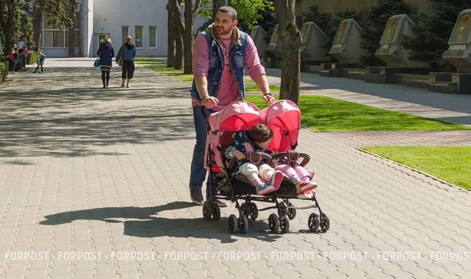 В Севастополе появятся ясли для малышей с 2 месяцев Первая такая группа заработает в детском саду 69 на пр Победы с 1 сентября По мере роста спроса группы откроются и в других садах На сегодняшний день подано уже 9 заявлений Для самых маленьких закуплены специальные кроватки специальное питание и средства гигиены включая памперсы Требование иметь в городе ясельные группы федеральное ForPost