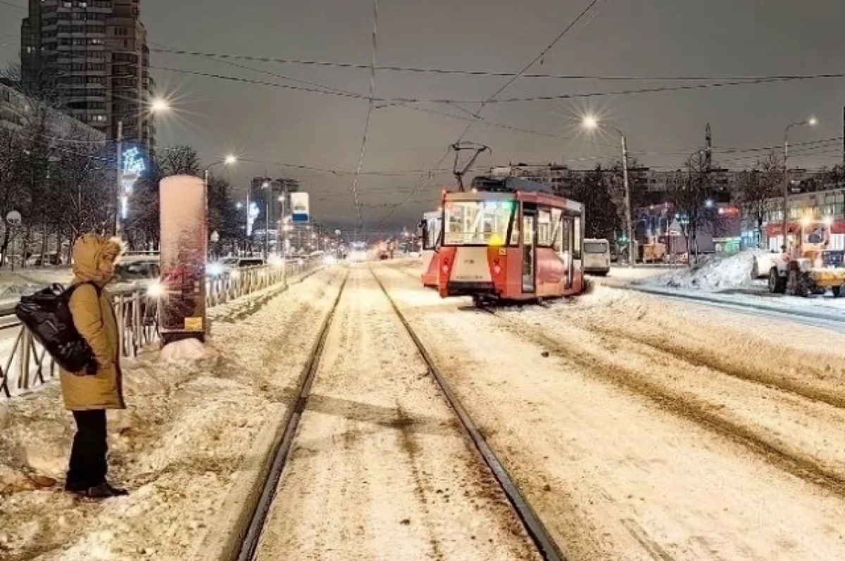 Утро первого дня рабочей недели началось для жителей Фрунзенского района с транспортного инцидента – трамваи перестали ходить от станции метро «Международная» в сторону метро «Проспекта Славы». Один из них сошёл с рельсов. Обстоятельства произошедшего выясняются.  Раньше всех. Петербург