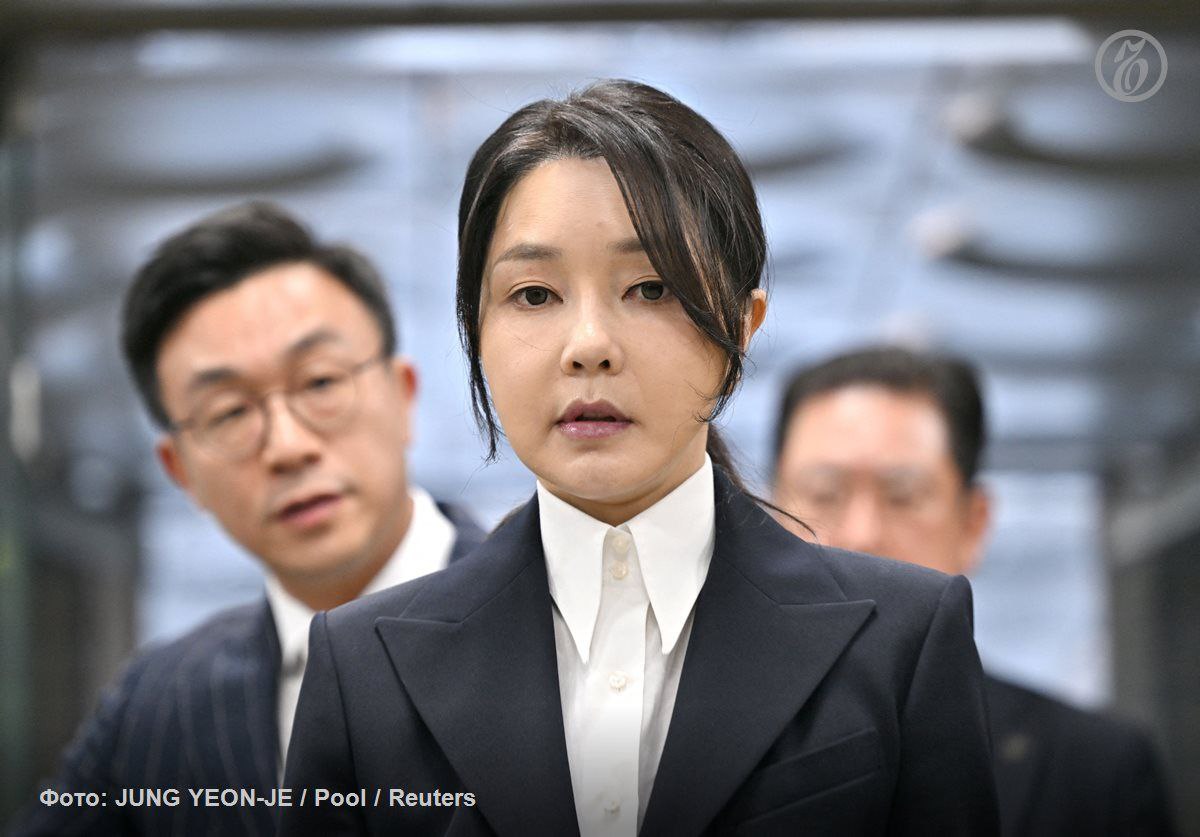 Суд в Южной Корее приговорил бывшую первую леди Ким Гон Хи к году и восьми месяцам тюремного заключения по делу о коррупции сообщает Ренхап Ее признали виновной в получении взятки При этом по эпизодам связанным с нарушением закона о политических фондах и манипулировании акциями она признана невиновной Восточный ветер