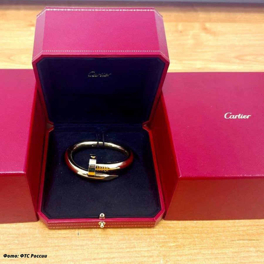 На сочинской таможне задержали россиянку перевозившую браслет Cartier за 5 млн рублей в ручной клади Женщину задержали по прилете из Дубая Задержанная не знала о таможенных правилах теперь ей грозит до 5 лет лишения свободы или штраф до 1 млн рублей по статье о контрабанде Эксперты установили что изделие из золота 750 пробы новое Товар изъяли Утренний Юг   прислать новость