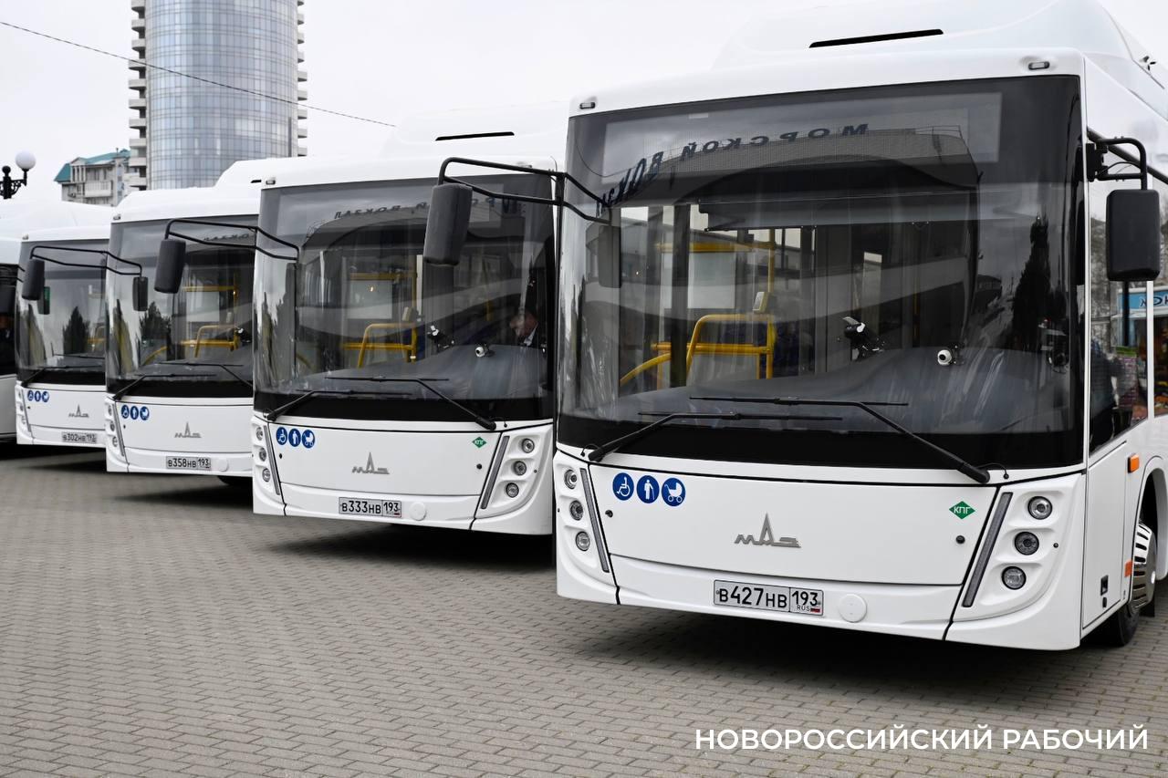 НР транспорт В Новороссийске добавится несколько десятков троллейбусов и автобусов Кто сядет за руль До 2030 года в Новороссийске планируют добавить 50 троллейбусов и 30 автобусов среднего и большого класса чтобы довести 85 муниципального транспорта до нормативного состояния и увеличить выпуск на линии Сейчас в городе 446 муниципальных автобусов и троллейбусов На 12 маршрутах до 2026 года появятся автобусы среднего класса Главная проблема дефицит водителей Мониторинг 14 октября показал что на маршруте 8 нарушен график из за недоукомплектованности штата Для решения проблемы МУП МПТН проводит набор водителей с зарплатой от 65 тыс руб а также организует Школу водителей и бесплатные курсы переобучения Новороссийский рабочий
