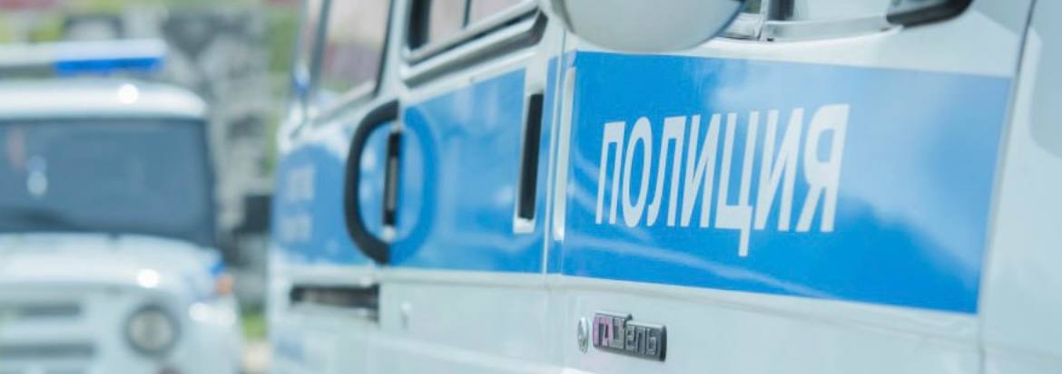 Не донесли В Карымском районе злоумышленники разбили часть украденного алкоголя скрываясь с места преступления  В ОМВД России по Карымскому району поступило заявление от владельца одной из торговых точек расположенной в селе Тыргетуй о хищении алкогольной продукции Прибывшие на место сотрудники полиции установили что неизвестные взломав рольставни через окно проникли в магазин и похитили две коробки с алкоголем Причиненный ущерб составил 36 тысяч рублей В результате оперативно розыскных мероприятий полицейские установили и задержали подозреваемых Ими оказались ранее судимые местные жители 1984 и 1998 годов рождения Злоумышленники признались что решились на кражу зная что магазин не охраняется  Скрываясь с места преступления несколько бутылок украденного алкоголя подозреваемые разбили часть успели выпить Оставшееся спиртное сотрудники изъяли и вернули предпринимателю Возбуждено уголовное дело по части 2 статьи 158 УК РФ Кража Санкция статьи предусматривает максимальное наказание в виде лишения свободы на срок до пяти лет Подписывайтесь на наши страницы в Telegram MAX VK