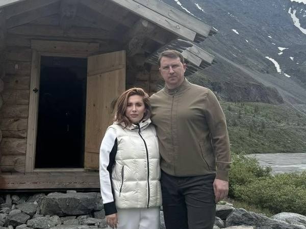 Дело бывшего мэра Сочи Копайгородского и его жены рассмотрят в Москве Верховный суд России распорядился передать уголовное дело бывшего мэра Сочи Алексея Копайгородского его супруги Янины и их предполагаемого сообщника Александра Пасунько в Мещанский районный суд Москвы Следствие утверждает что с начала 2022 го по весну 2024 года Копайгородский действуя в связке с супругой присвоил два земельных участка в Сочи общей стоимостью свыше 26 миллионов рублей Чтобы придать законный вид захваченному имуществу оно было оформлено на Янину Копайгородскую и доверенное лицо Кроме того по данным прокуратуры в период с марта 2022 го по май 2024 года экс чиновник через посредничество супруги получил от бизнеса почти 248 миллионов рублей За эти деньги он как считает следствие обещал протекцию и создание комфортных условий для коммерческих проектов в городе Семья легализовала поступившие средства приобретая объекты недвижимости Подпишись на наш канал в Telegram MAX