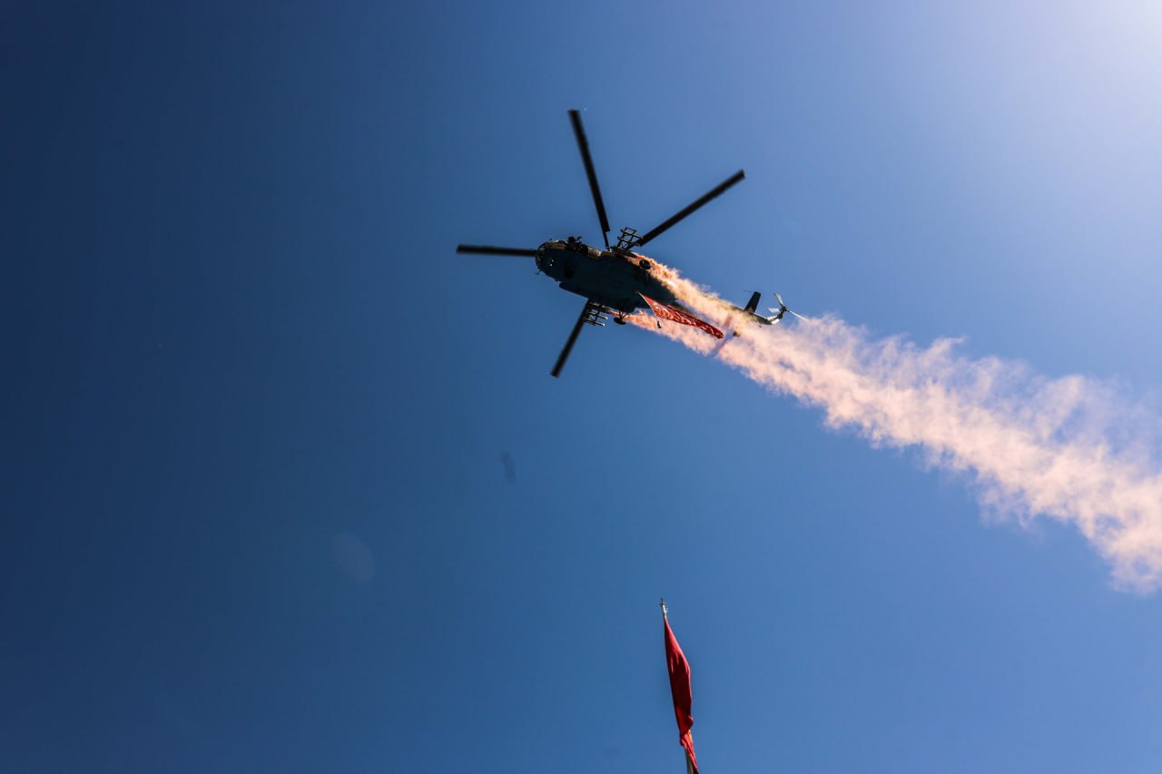 В Бишкеке провели генеральную репетицию военного парада В репетиции приняли участие военнослужащие Минобороны, МВД, МЧС, ГКНБ, Национальной гвардии и других силовых структур. «Военнослужащие, выстроившиеся на площади Ала-Тоо, и современная военная техника продемонстрировали готовность к праздничному торжеству», — отметили в Минобороны. Военный парад, посвященный Дню Победы, состоится 8 мая. Ранее сообщалось, что эта дата выбрана в связи с тем, что 9 мая президент Садыр Жапаров будет принимать участие в Параде Победы в Москве.