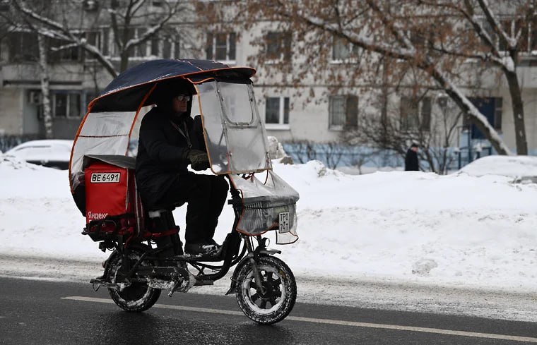 В России впервые за несколько лет снизилось число вакансий курьеров на полную ставку соискатели заинтересованы в частичной занятости чтобы регулировать свою нагрузку а бизнес не хочет переплачивать за работников в периоды пониженного спроса пишет Коммерсантъ Неполная занятость также остается инструментом преодоления дефицита кадров однако не решает проблему полностью в конце прошлого года курьеры вошли в топ 15 дефицитных профессий страны пояснили эксперты jkinvest news jkinvest